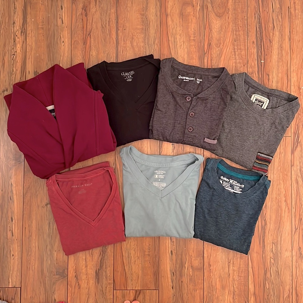Lot of 7 men’s tees & 1 sweater